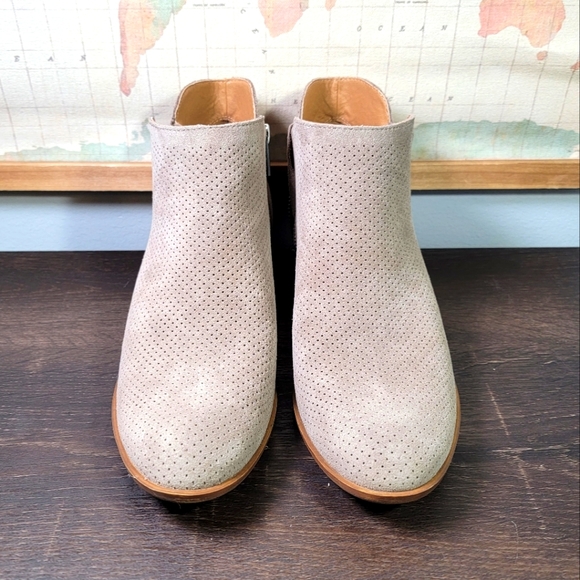 Lucky Brand Suede Chelsie Boots In Beige Women's Size 9.5 - Picture 2 of 4